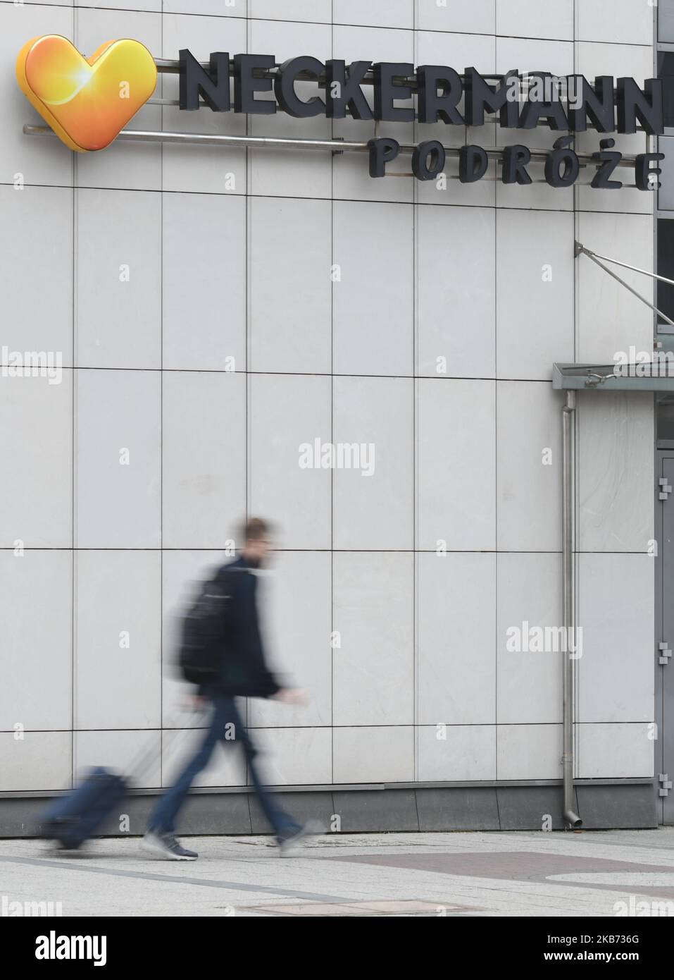 Logo di una Neckermann Travel Agency visto fuori Galeria Krakowska a Cracovia. Neckermann Poland Travel Agency ha fatto una dichiarazione di insolvenza a seguito del fallimento della società madre Thomas Cook. Di conseguenza, circa 3.600 turisti polacchi sono rimasti bloccati all'estero. Oggi, altre 350 persone sono ritornate in Polonia, e le prossime 1.000 arriveranno nel fine settimana. Venerdì 27 settembre 2019 a Cracovia, Polonia. (Foto di Artur Widak/NurPhoto) Foto Stock