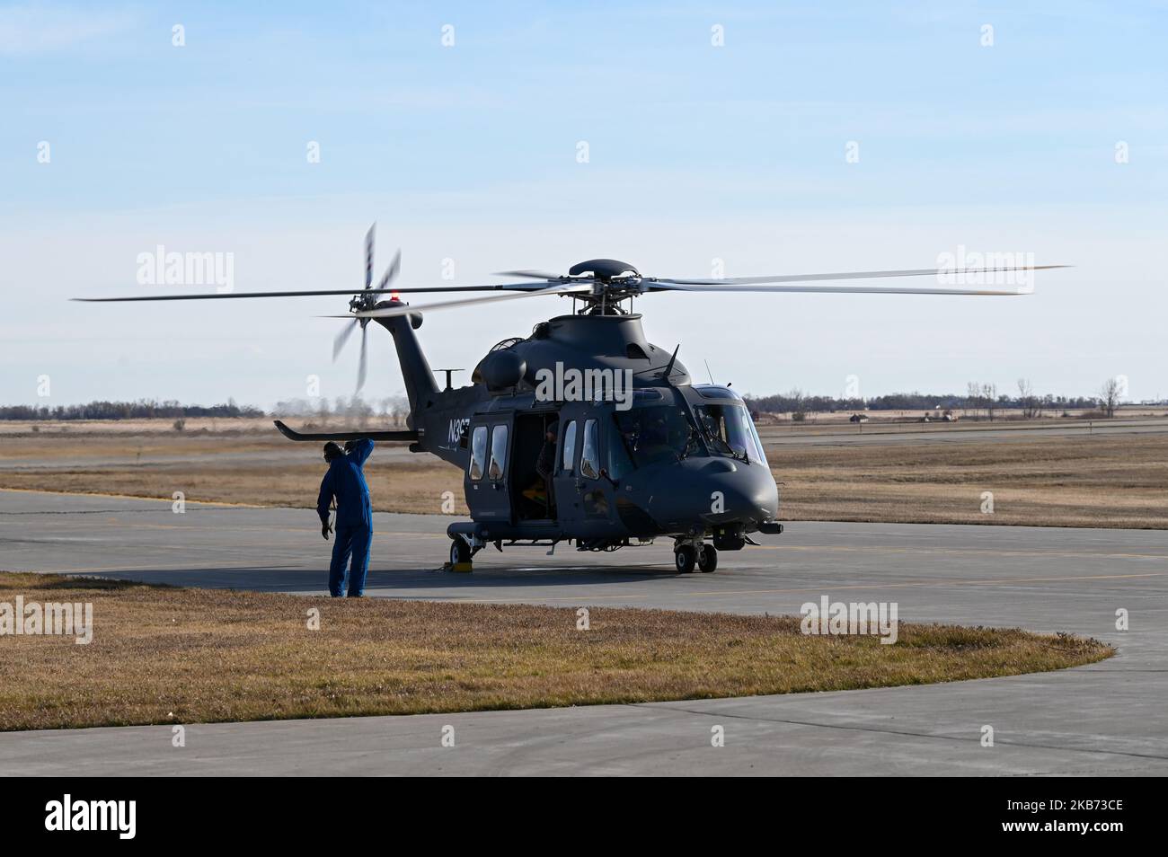 Un elicottero "Greywolf" del Boeing MH-139 è parcheggiato per una mostra statica alla base dell'aeronautica di Minot, North Dakota, 29 ottobre 2022. La flotta fino a 84 MH-139s assumerà il ruolo di proteggere le basi missilistiche balistiche intercontinentali (ICBM) degli Stati Uniti e il trasporto delle forze di sicurezza e del governo degli Stati Uniti. (STATI UNITI Foto dell'aeronautica militare di Senior Airman Zachary Wright) Foto Stock