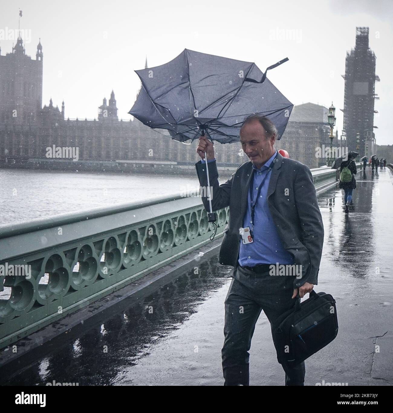 Un uomo tiene un ombrello durante una forte pioggia a Westminster , a Londra , Inghilterra , il 27 settembre 2019. (Foto di Giannis Alexopoulos/NurPhoto) Foto Stock