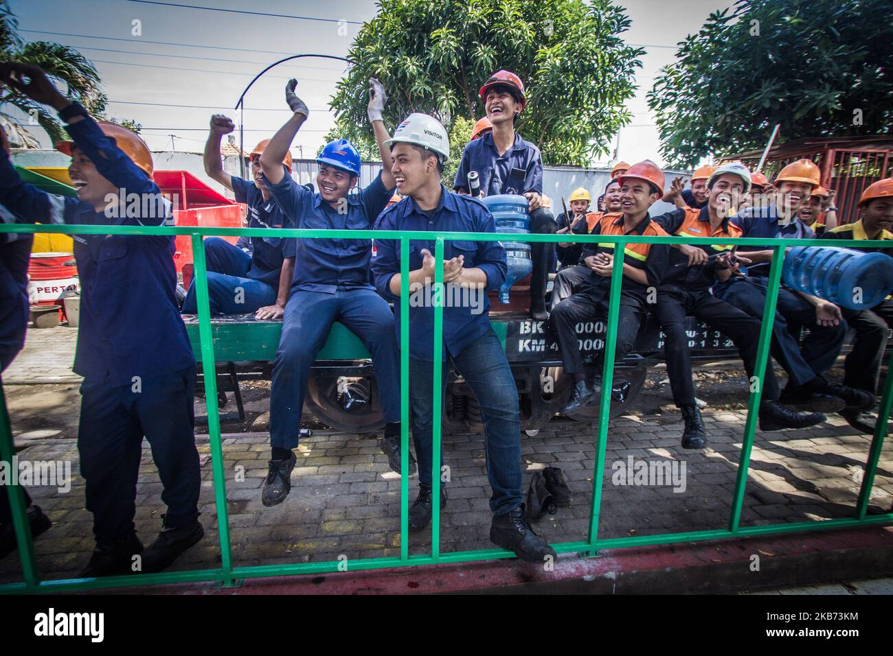 I partecipanti partecipano a un concorso di tiraggio presso il deposito locale di locomotive che ospita treni mentre non sono in uso a Semarang, Giava Centrale, Indonesia, il 27 settembre 2019. Il concorso organizzato dal Semarang, Indonesia Region IV Train Service per commemorare il 74th° anniversario dei servizi ferroviari indonesiani o PT KAI (Kereta API Indonesia). Le regole sono semplici, due squadre, ciascuna composta da sette o dieci persone, corrono per tirare un treno da 40 tonnellate sette metri in avanti fino al traguardo. (Foto di WF Sihardian/NurPhoto) Foto Stock