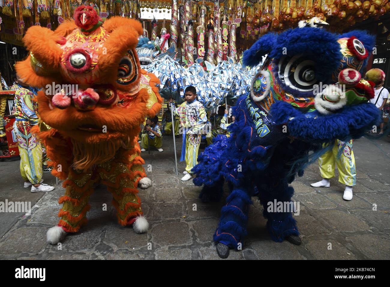 La danza dei leoni viene eseguita durante la celebrazione del festival vegetariano al tempio cinese del santuario Joe sue Kung a Bangkok, Thailandia. 28 settembre 2019. (Foto di Anusak Laowilas/NurPhoto) Foto Stock