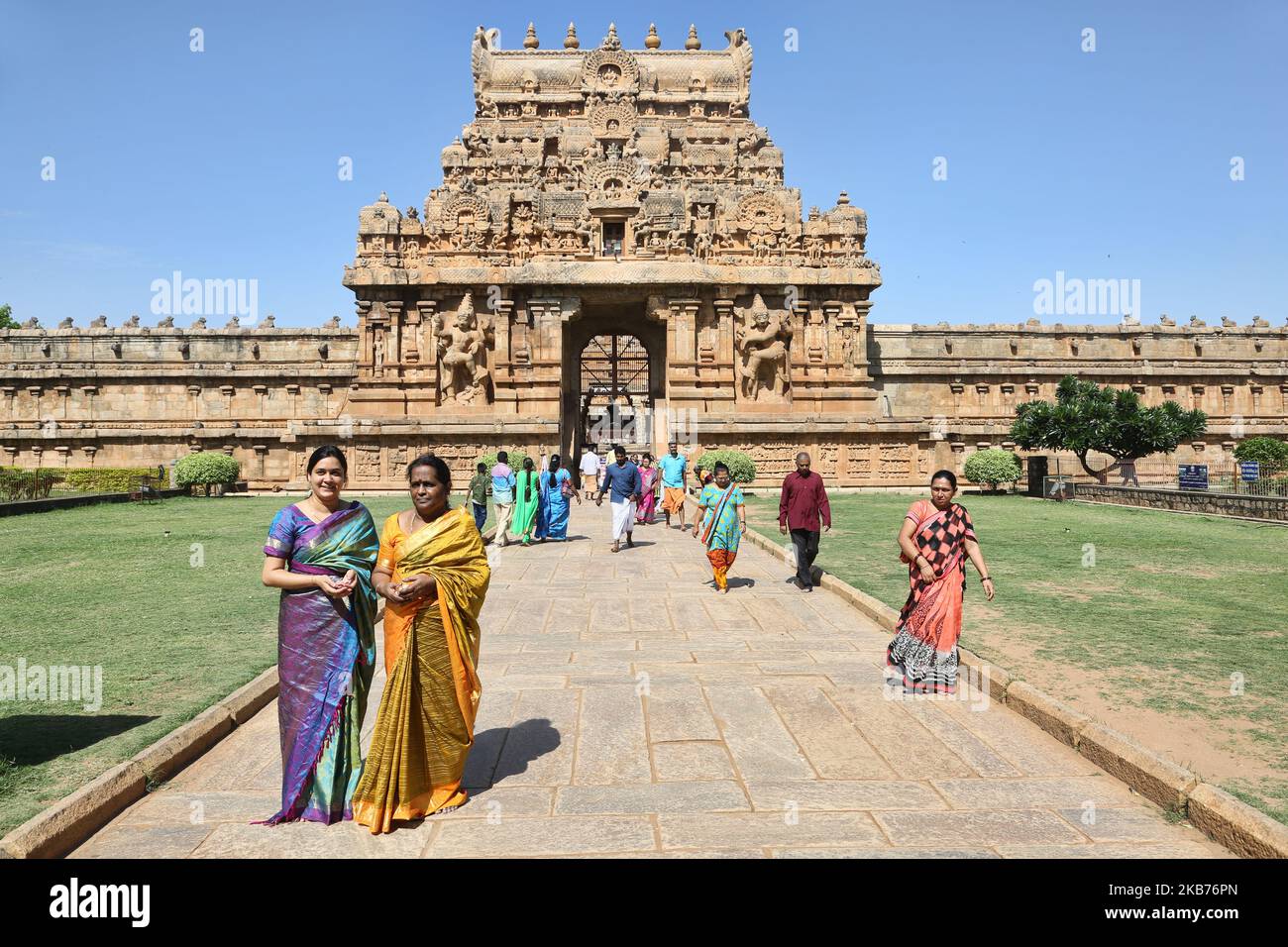 Il Tempio di Brihadeeswarar (conosciuto anche come Tempio di Brihadisvara, Tempio di Brihadisvara, Tempio grande, Tempio di RajaRajeswara, Rajarajeswaram e Tempio di Peruvudayar) è un tempio indù dedicato al Signore Shiva situato in Thanjavur, Tamil Nadu, India. Il tempio è uno dei più grandi templi in India ed è un esempio di architettura Dravidiana costruita durante il periodo Chola da Raja Raja Chola i e completata nel 1010 CE. Il tempio ha più di 1000 anni ed è parte del patrimonio dell'umanità dell'UNESCO, conosciuto come il "Grande Tempio vivente di Chola", che comprende il Tempio di Brihadeeswarar, Gangaikonda Cholapuram e ai Foto Stock