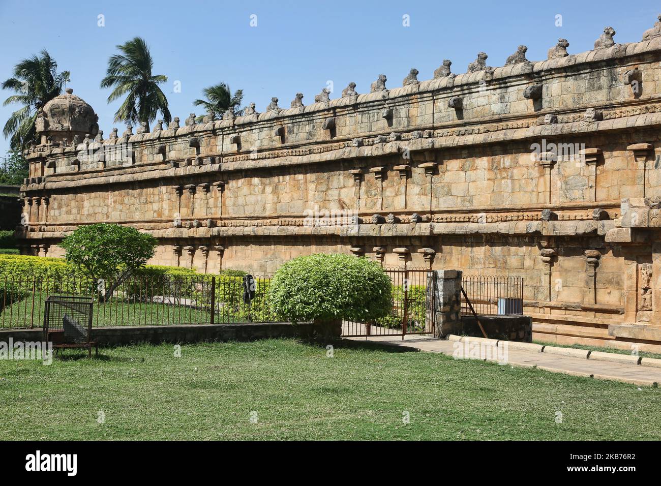 Piccole figure di Nandi adornano le pareti al Tempio di Brihadeeswarar (anche conosciuto come Tempio di Brihadisvara, Tempio di Brihadisvara, Tempio grande, Tempio di RajaRajeswara, Rajarajeswaram e Tempio di Peruvudayar) è un tempio indù dedicato al Signore Shiva situato a Thanjavur, Tamil Nadu, India. Il tempio è uno dei più grandi templi in India ed è un esempio di architettura Dravidiana costruita durante il periodo Chola da Raja Raja Chola i e completata nel 1010 CE. Il tempio ha più di 1000 anni ed è parte del patrimonio dell'umanità dell'UNESCO, conosciuto come il "Grande Tempio vivente di Chola", che comprende la Brihad Foto Stock