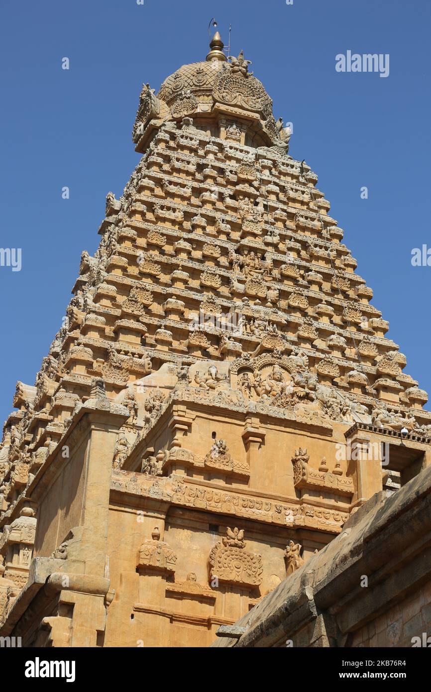 Il Tempio di Brihadeeswarar (conosciuto anche come Tempio di Brihadisvara, Tempio di Brihadisvara, Tempio grande, Tempio di RajaRajeswara, Rajarajeswaram e Tempio di Peruvudayar) è un tempio indù dedicato al Signore Shiva situato in Thanjavur, Tamil Nadu, India. Il tempio è uno dei più grandi templi in India ed è un esempio di architettura Dravidiana costruita durante il periodo Chola da Raja Raja Chola i e completata nel 1010 CE. Il tempio ha più di 1000 anni ed è parte del patrimonio dell'umanità dell'UNESCO, conosciuto come il "Grande Tempio vivente di Chola", che comprende il Tempio di Brihadeeswarar, Gangaikonda Cholapuram e ai Foto Stock