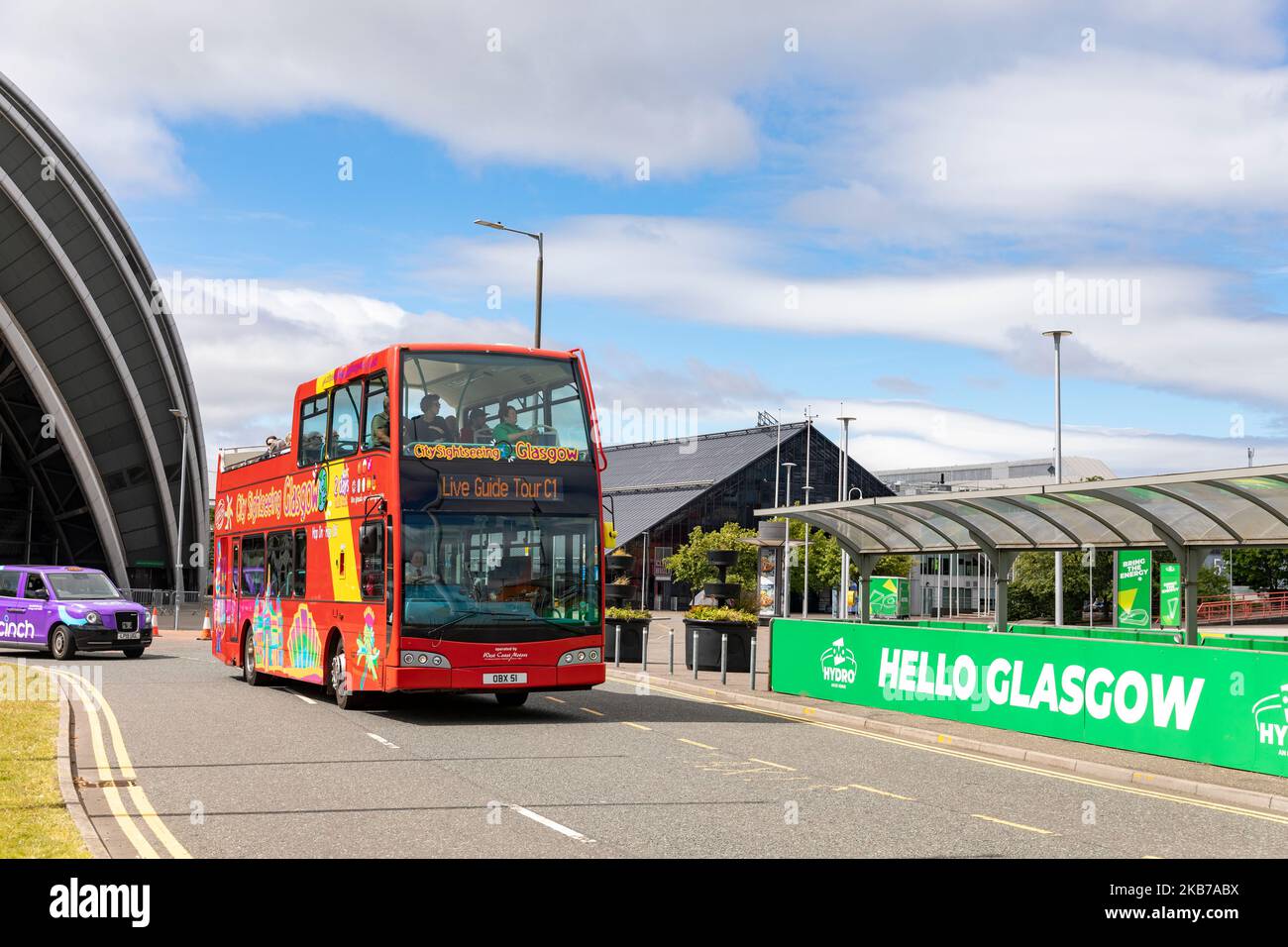 Autobus turistico rosso a due piani di Glasgow presso l'Ovo Hydro nel centro di Glasgow, Scozia, Regno Unito, estate 2022 Foto Stock