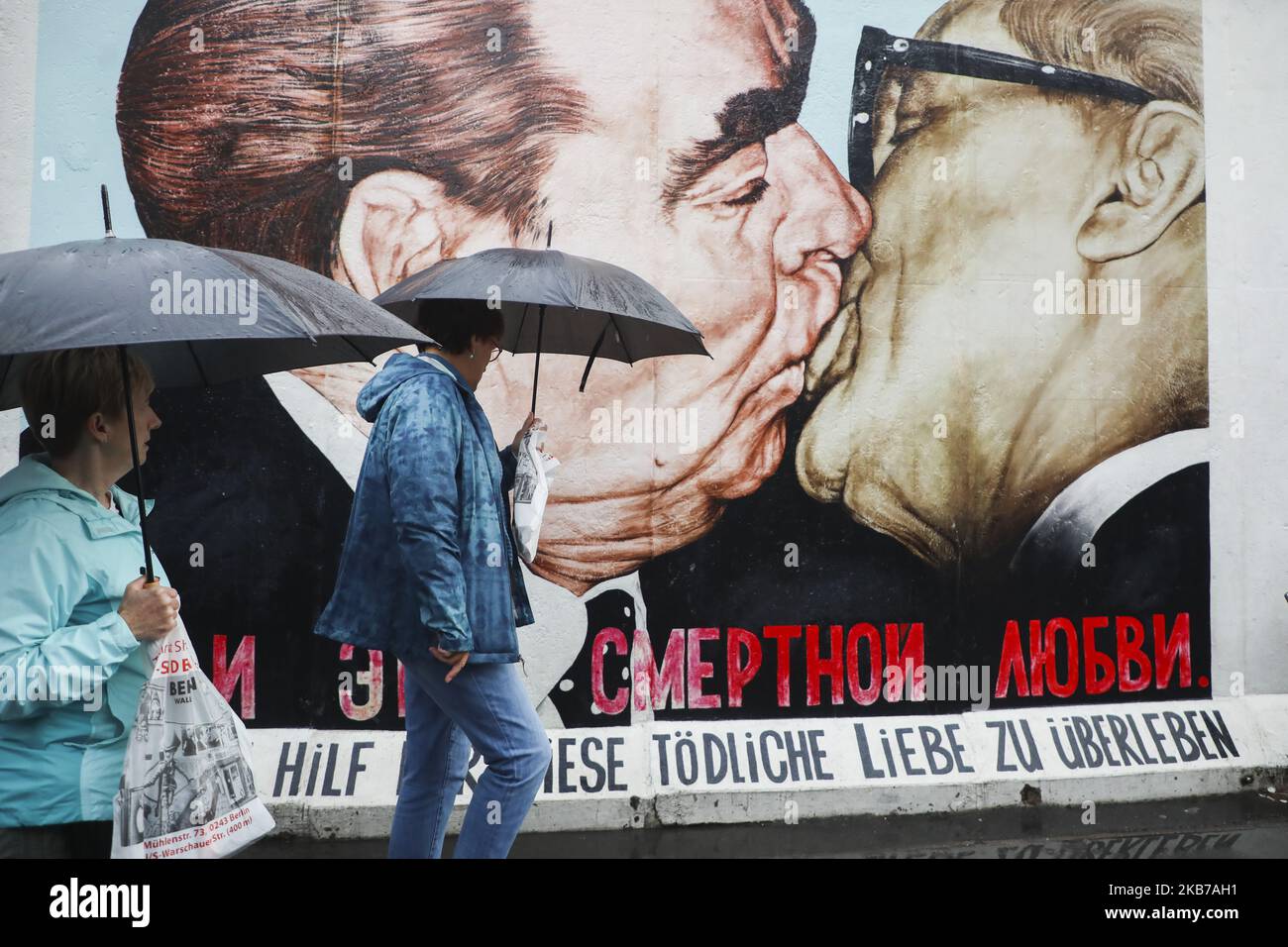 Il dipinto di Dmitri Vladimirovich Vrubel " il mio Dio, aiutami a sopravvivere a questo amore mortale" mostra i leader comunisti Leonid Brezhnev ed Erich Honecker sono presentati alla East Side Gallery di Berlino, Germania, il 25th settembre 2019. La East Side Gallery è composta da 105 dipinti di artisti di tutto il mondo, dipinti nel 1990 sul lato est del Muro di Berlino. (Foto di Beata Zawrzel/NurPhoto) Foto Stock