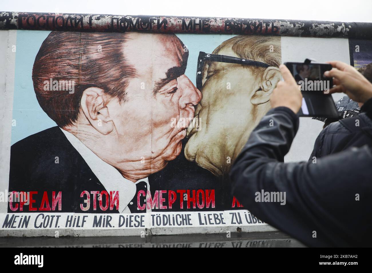 Il dipinto di Dmitri Vladimirovich Vrubel " il mio Dio, aiutami a sopravvivere a questo amore mortale" mostra i leader comunisti Leonid Brezhnev ed Erich Honecker sono presentati alla East Side Gallery di Berlino, Germania, il 25th settembre 2019. La East Side Gallery è composta da 105 dipinti di artisti di tutto il mondo, dipinti nel 1990 sul lato est del Muro di Berlino. (Foto di Beata Zawrzel/NurPhoto) Foto Stock