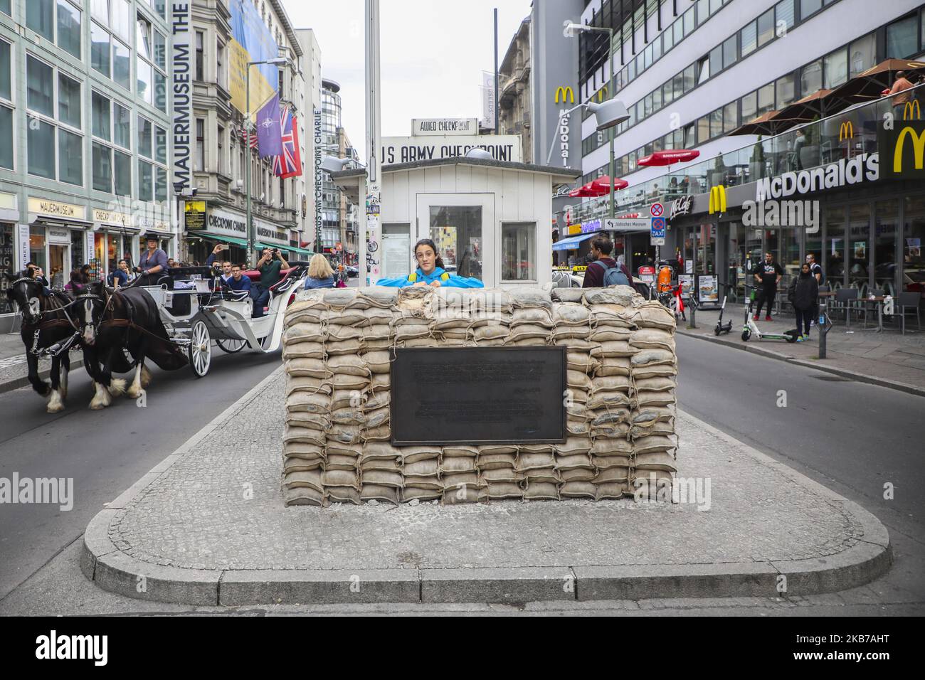Sito commemorativo del Checkpoint Charlie a Berlino, Germania, il 26th settembre 2019. Il Checkpoint Charlie era il punto di attraversamento del Muro di Berlino più conosciuto tra Berlino Est e Berlino Ovest durante la Guerra fredda. (Foto di Beata Zawrzel/NurPhoto) Foto Stock