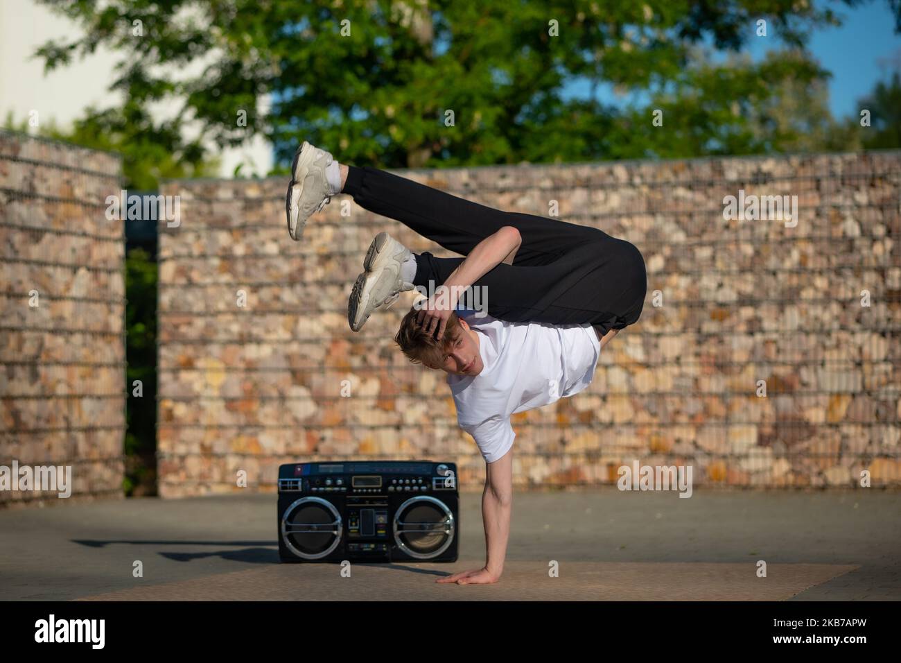 Breakdance dancer.A ragazzo in posizione breakdance. Un ballerino in una posa di danza difficile. Un ragazzo ballando breakdance. Foto Stock