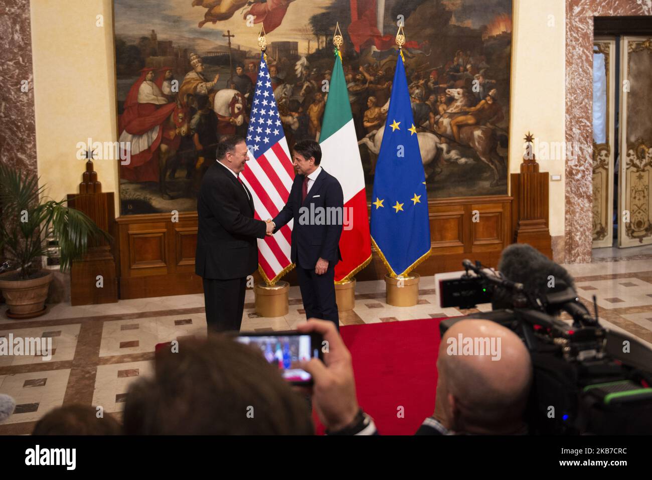 Il primo Ministro italiano Giuseppe Conte accoglie il Segretario di Stato americano Mike Pompeo. 1st ottobre 2019, Roma, Italia. (Foto di Jacopo Landi/NurPhoto) Foto Stock