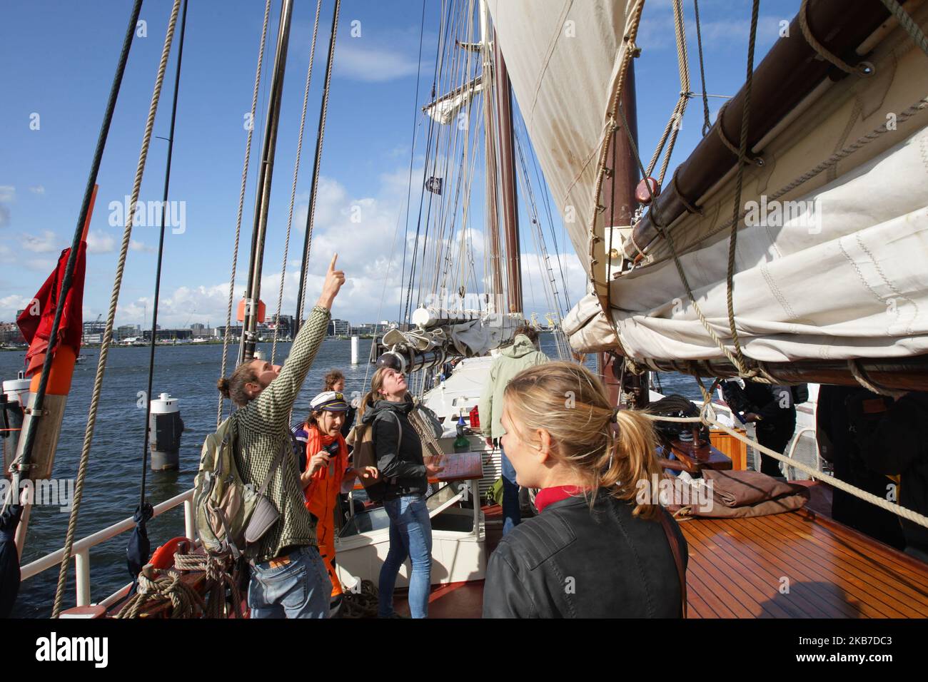 Giovani attivisti salite sulla barca a vela Regina Maris il 2 ottobre 2019 ad Amsterdam, Paesi Bassi. I 36 giovani attivisti provenienti da tutta Europa navigano verso Rio de Janeiro in Brasile, quindi prendono l'autobus per la Conferenza sul clima delle Nazioni Unite a Santiago, Cile. I giovani attivisti vogliono mostrare un'alternativa al volo e trascorreranno le sette settimane sull'oceano per esplorare passi concreti verso un futuro di viaggi equo e sostenibile. (Foto di Paulo Amorim/NurPhoto) Foto Stock