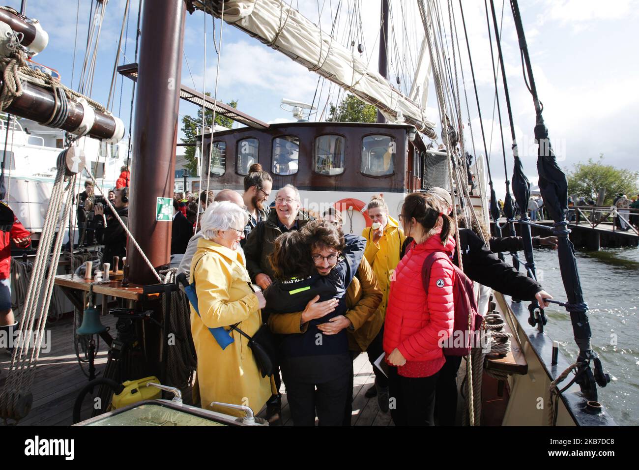 Giovani attivisti salite sulla barca a vela Regina Maris il 2 ottobre 2019 ad Amsterdam, Paesi Bassi. I 36 giovani attivisti provenienti da tutta Europa navigano verso Rio de Janeiro in Brasile, quindi prendono l'autobus per la Conferenza sul clima delle Nazioni Unite a Santiago, Cile. I giovani attivisti vogliono mostrare un'alternativa al volo e trascorreranno le sette settimane sull'oceano per esplorare passi concreti verso un futuro di viaggi equo e sostenibile. (Foto di Paulo Amorim/NurPhoto) Foto Stock