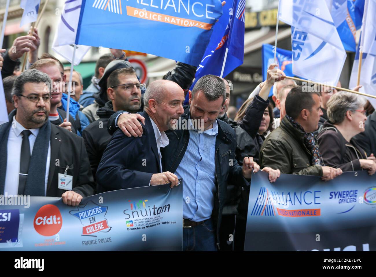 Yves Lefebvre (3L), segretario generale dell'Unione unita SGP-polizia, parla con Fabien Vanhemelryck(4L), segretario generale dell'Unione Alleanza-polizia Nationale, durante la ''passeggiata dell'ira'' dei poliziotti a Parigi il 2 ottobre 2019. Su invito delle unioni nazionali di polizia, diverse migliaia di poliziotti hanno manifestato in Place de la Bastille il 2 ottobre 2019 a Parigi. Per la prima volta in 20 anni, tutti i sindacati hanno chiesto una "marcia dell'ira”, mentre 50 poliziotti si sono uccisi dall'inizio dell'anno. (Foto di Michel Stoupak/NurPhoto) Foto Stock