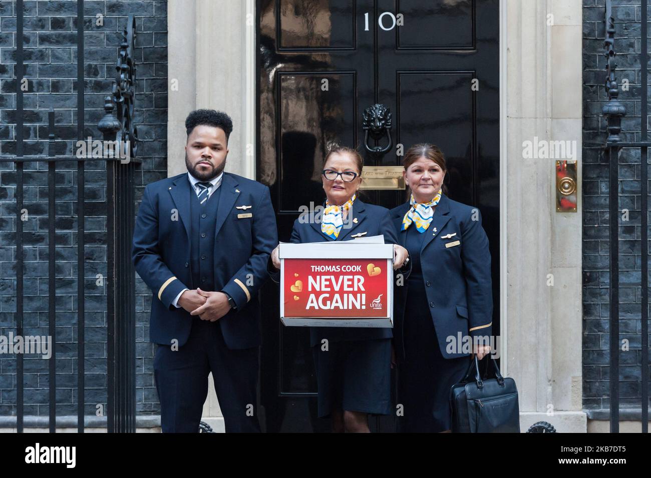 I lavoratori di Thomas Cook consegnano una petizione a Downing Street con oltre 50.000 firme che chiedono un’indagine completa sul crollo di Thomas Cook e che i direttori dell’azienda ripaghino i loro bonus il 02 ottobre 2019 a Londra, Inghilterra. Circa 9.000 dipendenti di Thomas Cook nel Regno Unito hanno perso il lavoro lunedì scorso, mentre la più antica compagnia di viaggi del mondo è entrata in liquidazione per i debiti. (Foto di Wiktor Szymanowicz/NurPhoto) Foto Stock