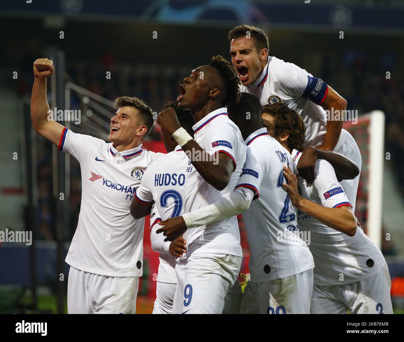 Chelsea's Willian celebra il suo obiettivo con Cesar Azpilicueta di Chelsea, Tammy Abraham di Chelsea e Mason Mount durante la UAFA Champion League Group H tra Lillie OSC e Chelsea allo Stade Pierre-Mauroy Stadium , Lillie, Francia il 02 ottobre 2019 (Photo by Action Foto Sport/NurPhoto) Foto Stock