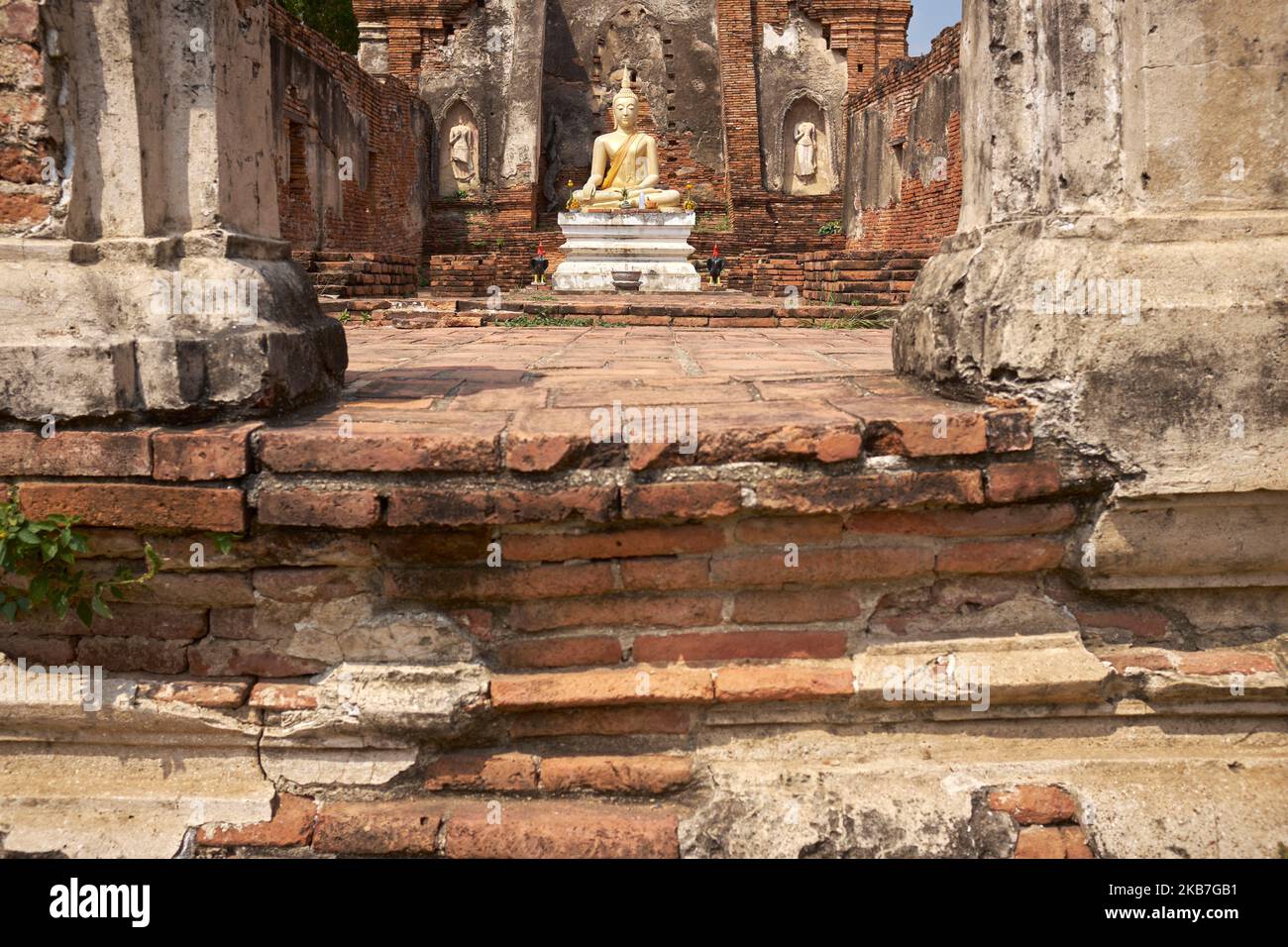 Il principale Santuario delle immagini di Stupa e Buddha a Wat Cherng Tha Ayutthaya Thailandia Foto Stock