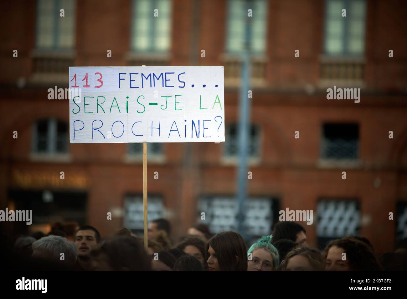 Una donna tiene un cartello che legge '113 donne... Sarò il prossimo”. Nel momento in cui Edouard Philippe, primo ministro francese, ha avviato una consultazione contro la violenza nei confronti delle donne, le donne hanno organizzato una marcia a Tolosa per rendere omaggio alle donne vittime di omicidi da parte del loro partner maschile e per chiedere più significato al governo francese per proteggere queste donne picchiate dal loro partner. Chiamano una donna uccisa dal suo partner una femminicida (o femminicida). Finora, 113 donne sono state uccise dal loro partner in Francia. Tolosa. Francia. Settembre 3th 2019. (Foto di Alain Pitton/NurPhoto) Foto Stock