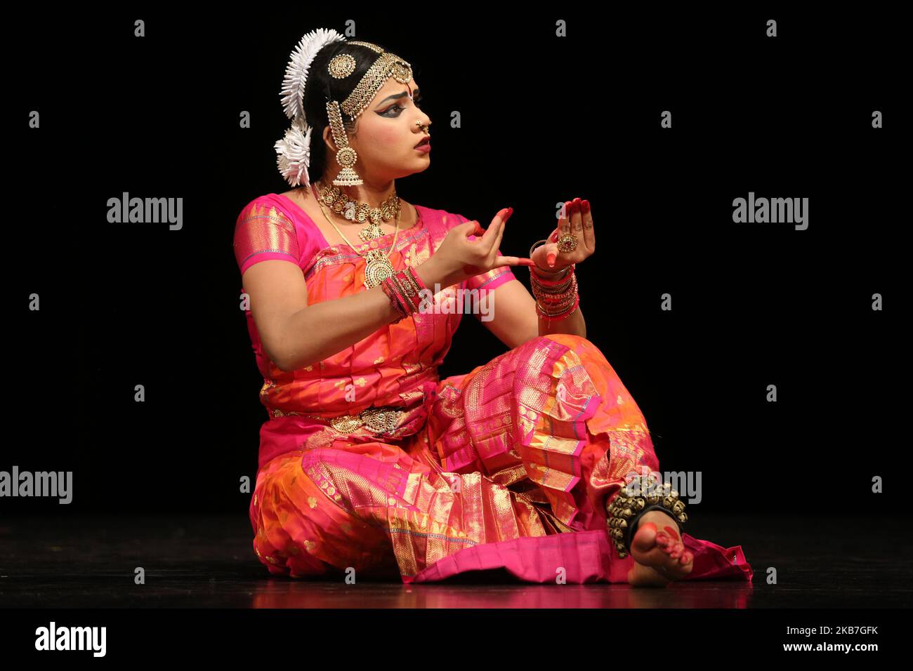 La ballerina Tamil Bharatnatyam esegue una danza espressiva durante il suo Arangegram a Scarborough, Ontario, Canada. Il Bharatnatyam Arangegram è la cerimonia di laurea in cui la ballerina esegue la sua prima esibizione solistica pubblica dopo aver completato anni di allenamento rigoroso. (Foto di Creative Touch Imaging Ltd./NurPhoto) Foto Stock