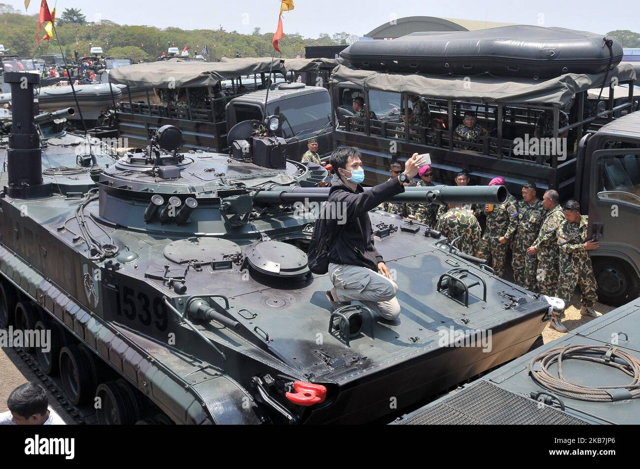 L'entusiasmo dei residenti di vedere e scattare foto con i soldati insieme al principale sistema di difesa (alutsista) per il 74th ° anniversario del TNI a Halim Way Taxi Perdanakusuma, Giacarta, il 5 ottobre 2019. Il 74th° anniversario dell'esercito nazionale indonesiano ha sollevato il tema dell'orgoglio professionale del popolo TNI. (Foto di Dasril Roszandi/NurPhoto) Foto Stock