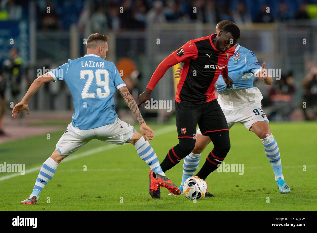 Mbaye Niang dello Stade Rennais FC battaglia per la palla con Denis Vavro della SS Lazio e Manuel Lazzari della SS Lazio durante la partita di Gruppo UEFA Europa League 2019/2020 tra SS Lazio e state Rennais FC allo Stadio Olimpico il 03 ottobre 2019 a Roma. (Foto di Danilo di Giovanni/NurPhoto) Foto Stock