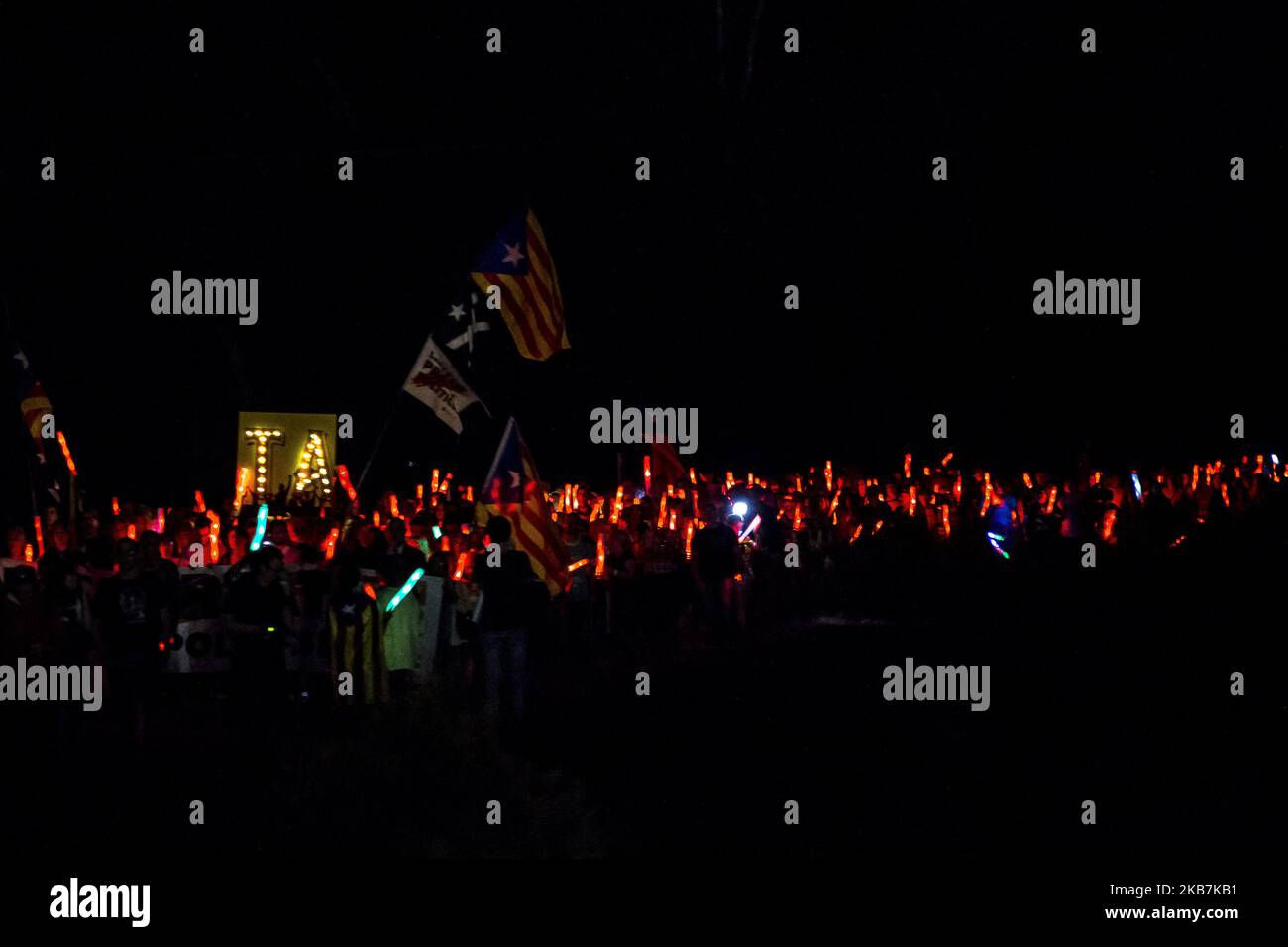 Il 1 ottobre 2019 a Lledoners, Barcellona, Catalogna, Spagna, Migliaia di persone manifestano con una marcia di luci intorno alla prigione di Lledoners , dove i leader indipendenti sono incarcerati per il referendum sull'autodeterminazione della Catalogna il 1 ottobre 2017. (Foto di Miquel Llop/NurPhoto) Foto Stock
