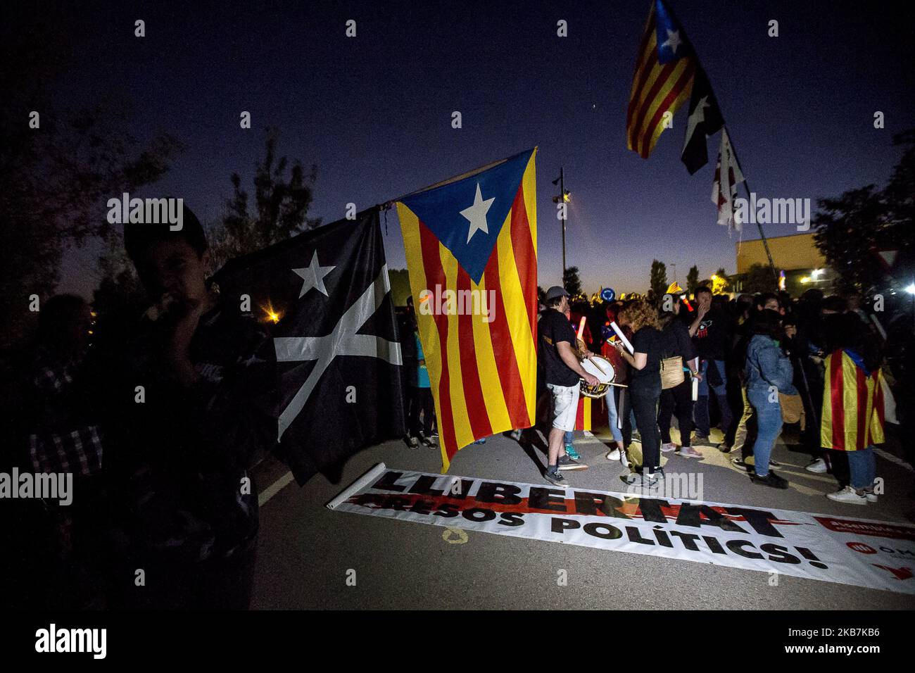 Il 1 ottobre 2019 a Lledoners, Barcellona, Catalogna, Spagna, Migliaia di persone manifestano con una marcia di luci intorno alla prigione di Lledoners , dove i leader indipendenti sono incarcerati per il referendum sull'autodeterminazione della Catalogna il 1 ottobre 2017. (Foto di Miquel Llop/NurPhoto) Foto Stock