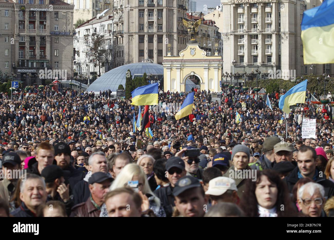 Gli ucraini partecipano a una protesta contro l'attuazione della cosiddetta "Steinmeier Formula", nella Piazza dell'Indipendenza di Kyiv, in Ucraina, il 06 ottobre 2019. Il 1 ottobre, 2019 membri del Gruppo di contatto trilaterale sull'Ucraina hanno accettato un processo di pace noto come "Steinmeier Formula", come hanno riferito i media locali. (Foto di Str/NurPhoto) Foto Stock