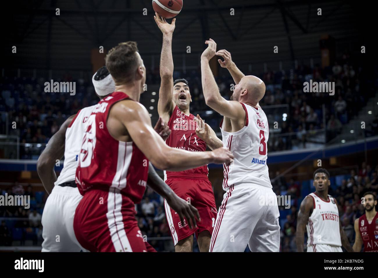 Luis Scola (#40 AX Armani Exchange Milano) spara una fase di layup durante una partita di basket di LBA tra AX Armani Exchange Milano vs Pallacanestro Trieste ad Allianz Cloud. (Foto di Roberto Finizio/NurPhoto) Foto Stock