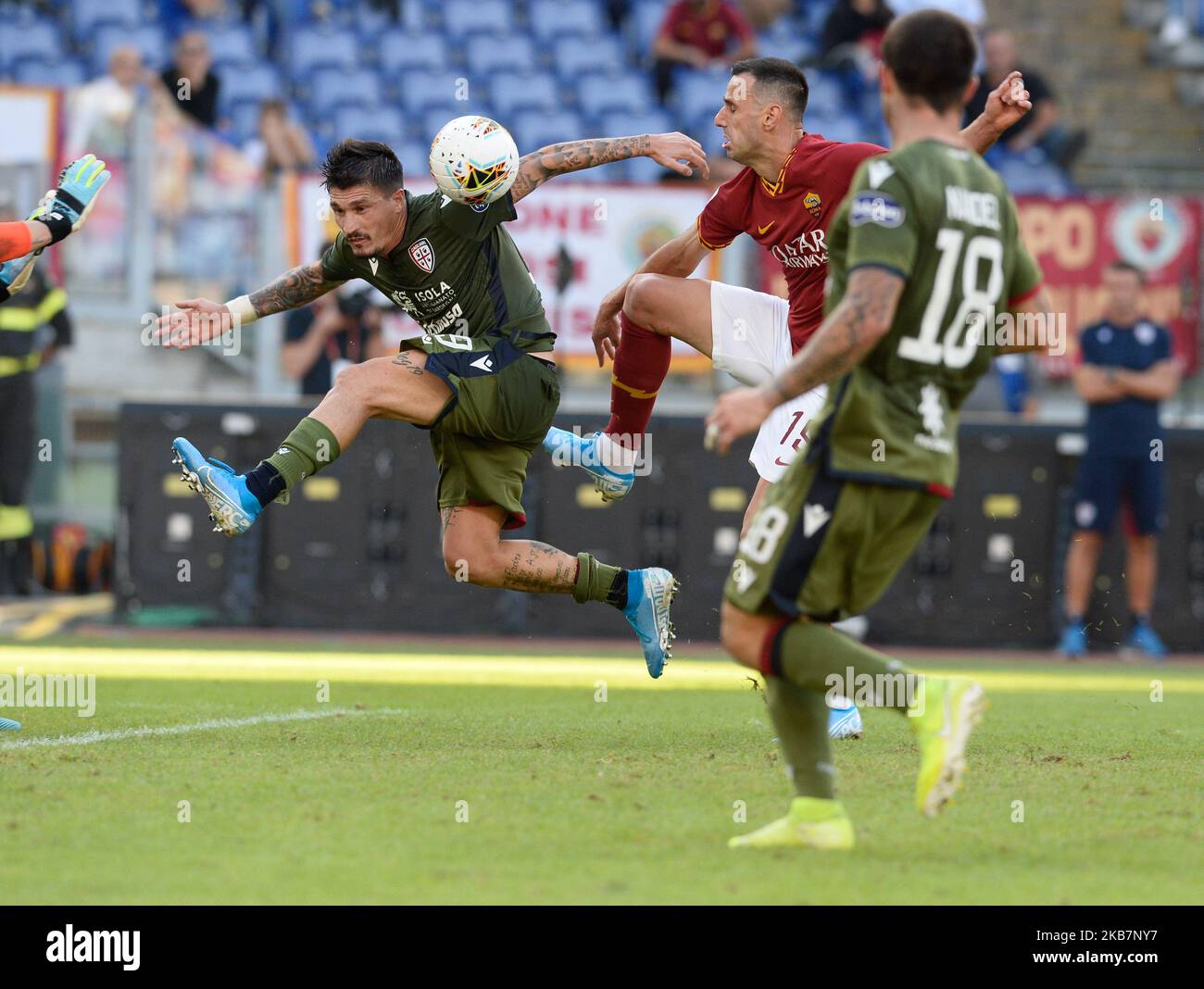 Nikola Kalinic di AS Roma segna il secondo gol annullato dall'arbitro durante la Serie A match tra Roma e Cagliari allo Stadio Olimpico di Roma il 6 ottobre 2019. (Foto di Silvia Lore/NurPhoto) Foto Stock