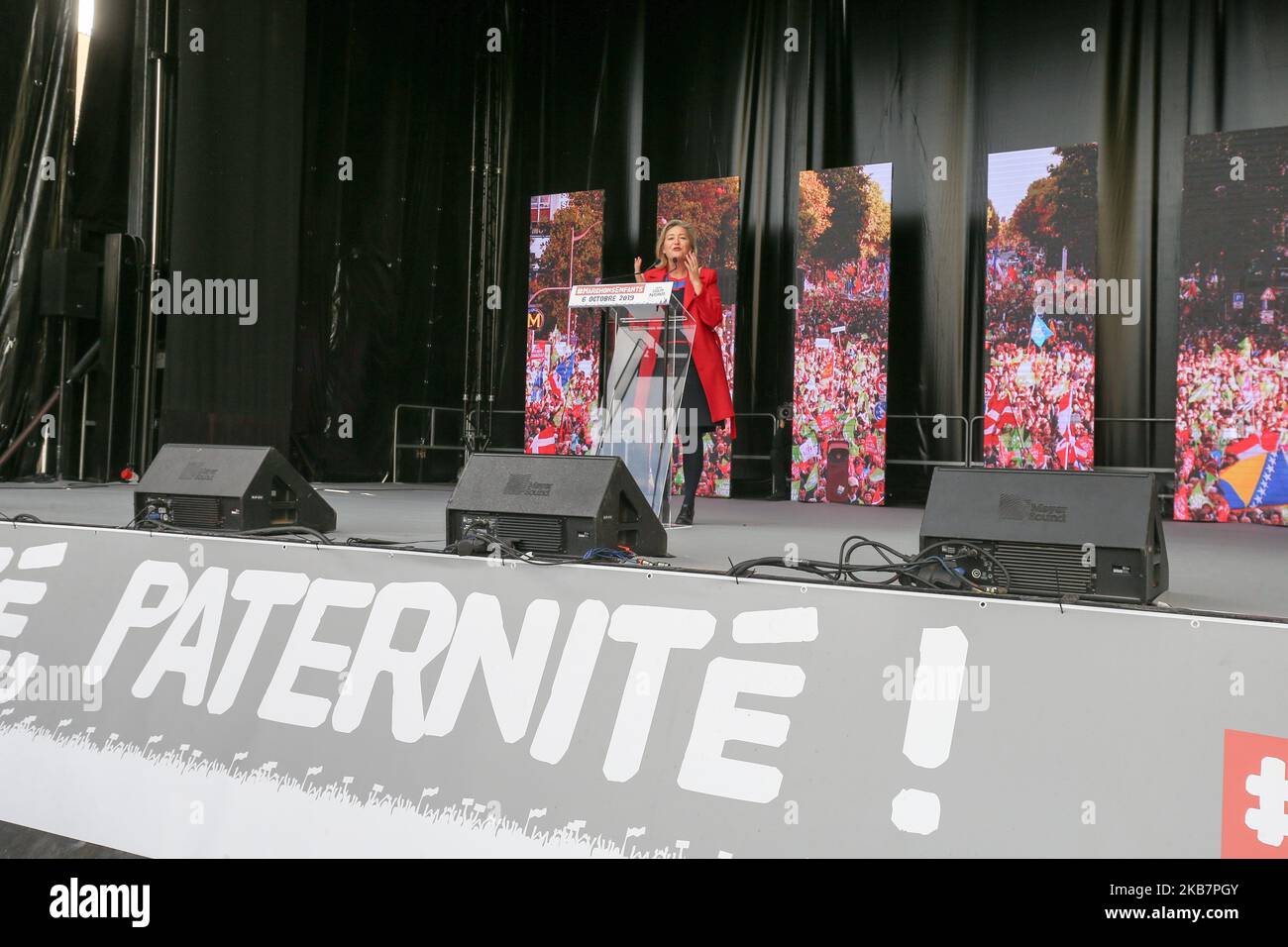Presidente del movimento di matrimonio anti-gay 'la Manif pour Tous' (protesta per tutti) Ludovine de la Rochere parla nel corso di una protesta contro un piano governativo per permettere alle donne single e alle lesbiche di rimanere incinte con trattamenti per la fertilità, il 6 ottobre 2019 a Parigi. L'Assemblea nazionale francese del 26 settembre 2019 ha votato a favore di un disegno di legge sulla bioetica che dà a tutte le donne l'accesso ai trattamenti per la fertilità, come la fecondazione in vitro, la procreazione medicalement assistee o la PMA nell'inseminazione francese e artificiale. Finora, solo le coppie eterosessuali hanno il diritto di usare procreat medicalmente assistito Foto Stock