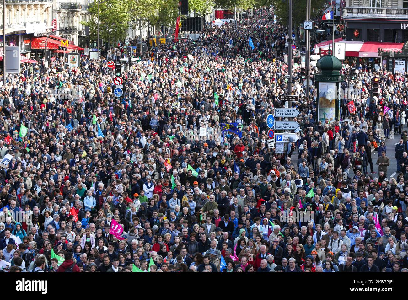 Diverse decine di migliaia di persone partecipano a una protesta contro un piano governativo per consentire alle donne sole e alle lesbiche di rimanere incinte con trattamenti per la fertilità, il 6 ottobre 2019 a Parigi. L'Assemblea nazionale francese del 26 settembre 2019 ha votato a favore di un disegno di legge sulla bioetica che dà a tutte le donne l'accesso ai trattamenti per la fertilità, come la fecondazione in vitro, la procreazione medicalement assistee o la PMA nell'inseminazione francese e artificiale. Finora, solo le coppie eterosessuali hanno il diritto di usare metodi di procreazione medicalmente assistiti. (Foto di Michel Stoupak/NurPhoto) Foto Stock