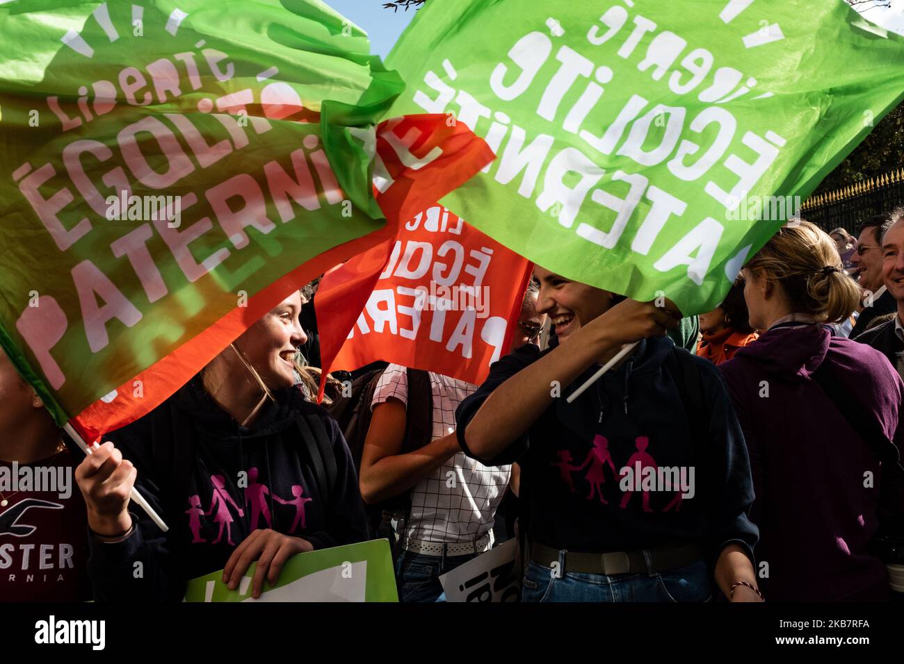 I giovani manifestanti vestiti con felpe Manif pour Tous festeggiano e sventolano le bandiere di 'Liberté Egalité Paternité' mentre la processione passa questa domenica, 6 ottobre 2019, dove diverse decine di migliaia di persone (tra le 75000 e le 600000) Ha risposto alla chiamata del movimento 'Manif pour Tous' di partecipare a Parigi alla grande mobilitazione intitolata 'Marchons Enfants' per protestare contro la legge di bioetica legalizzando il PMA (Procuration Médicalement Assistée) alle coppie omosessuali. (Foto di Samuel Boivin/NurPhoto) Foto Stock