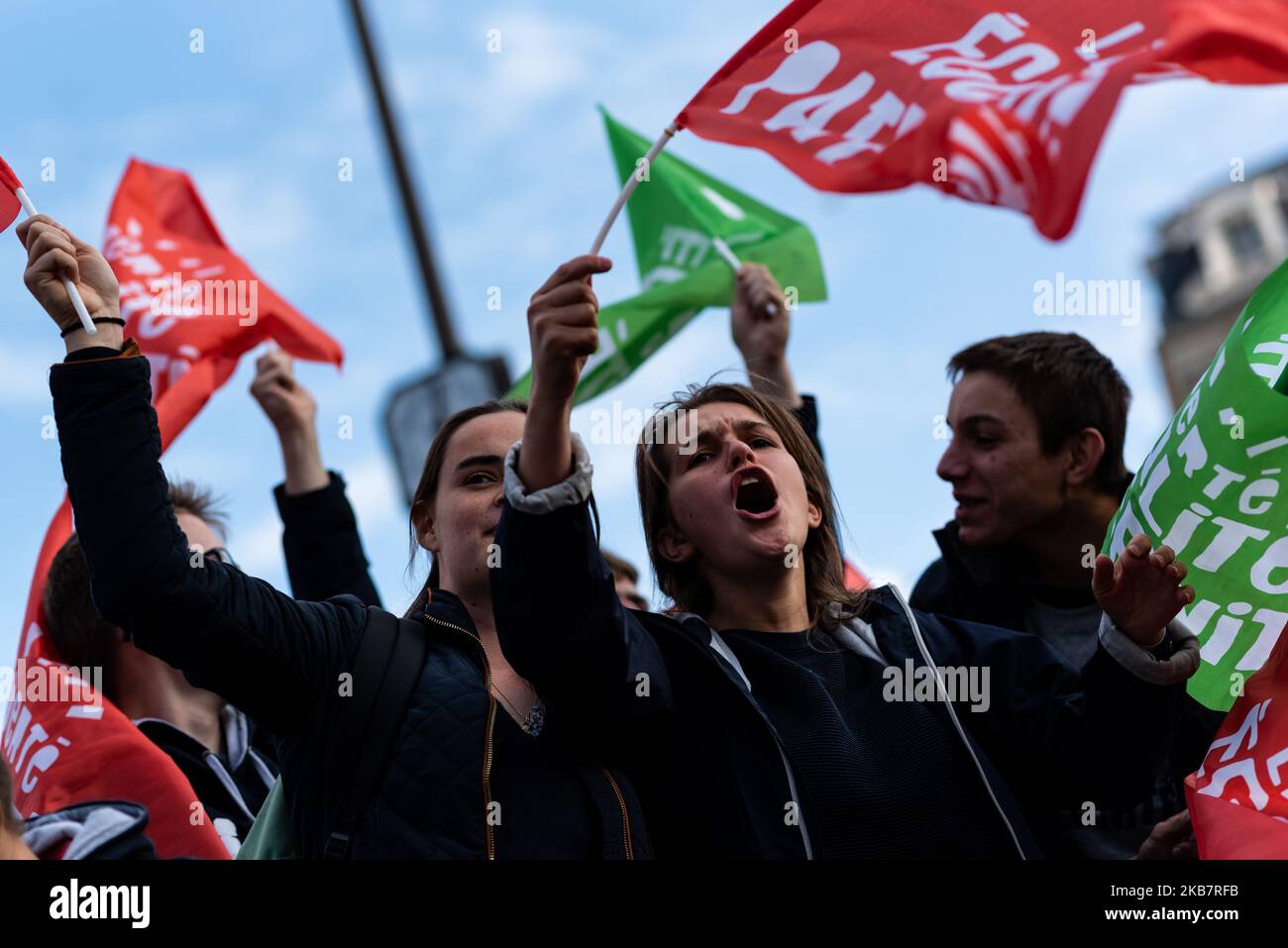 I giovani manifestanti festeggiano e sventolano le bandiere della "Liberté Egalité Paternité" mentre la processione passa questa domenica, 6 ottobre 2019, quando diverse decine di migliaia di persone (tra le 75.000 e le 600.000) Ha risposto alla chiamata del movimento 'Manif pour Tous' di partecipare a Parigi alla grande mobilitazione intitolata 'Marchons Enfants' per protestare contro la legge sulla bioetica legalizzando il PMA (Assisted Medical Procuration) alle coppie omosessuali. (Foto di Samuel Boivin/NurPhoto) Foto Stock