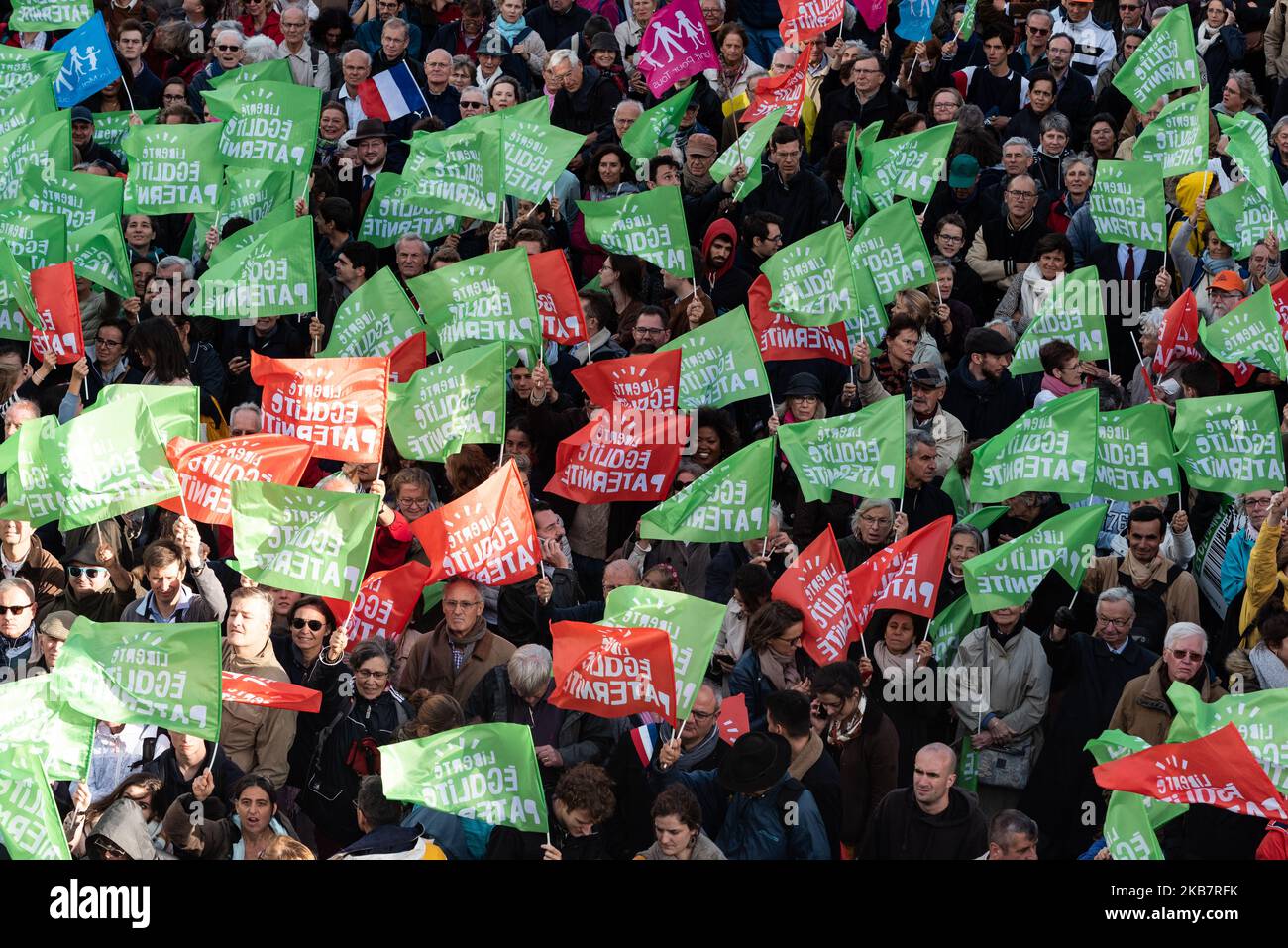 Una visione d'alto livello della processione di migliaia di manifestanti che marciano per le strade di Parigi sventolando le bandiere del Manif pour Tous e di altri contro il GPA sotto lo slogan 'Liberté Egalité Paternité' domenica 6 ottobre 2019, dove diverse decine di migliaia di persone (Tra il 75.000 e il 600.000) ha risposto all'appello del movimento 'Manif pour Tous' di partecipare a Parigi alla grande mobilitazione intitolata 'Marchons Enfants' per protestare contro la legge sulla bioetica legalizzando il PMA (procreazione medicalmente assistita) alle coppie omosessuali. (Foto di Samuel Boivin/NurPhoto) Foto Stock