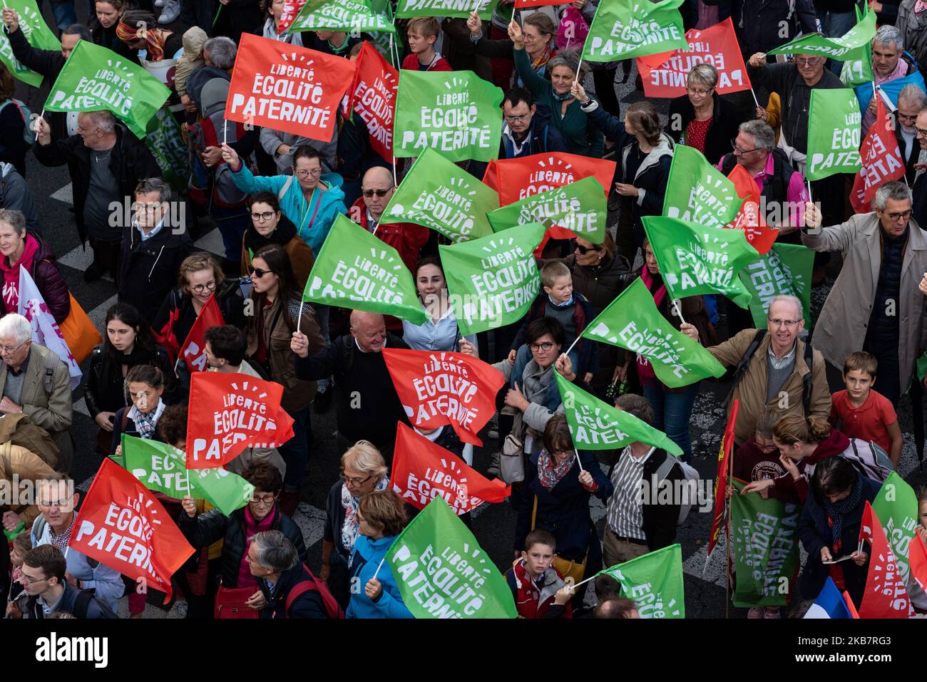 Una visione d'alto livello della processione di migliaia di manifestanti che marciano per le strade di Parigi sventolando le bandiere del Manif pour Tous e di altri contro il GPA sotto lo slogan 'Liberté Egalité Paternité' domenica 6 ottobre 2019, dove diverse decine di migliaia di persone (Tra il 75.000 e il 600.000) ha risposto all'appello del movimento 'Manif pour Tous' di partecipare a Parigi alla grande mobilitazione intitolata 'Marchons Enfants' per protestare contro la legge sulla bioetica legalizzando il PMA (procreazione medicalmente assistita) alle coppie omosessuali. (Foto di Samuel Boivin/NurPhoto) Foto Stock