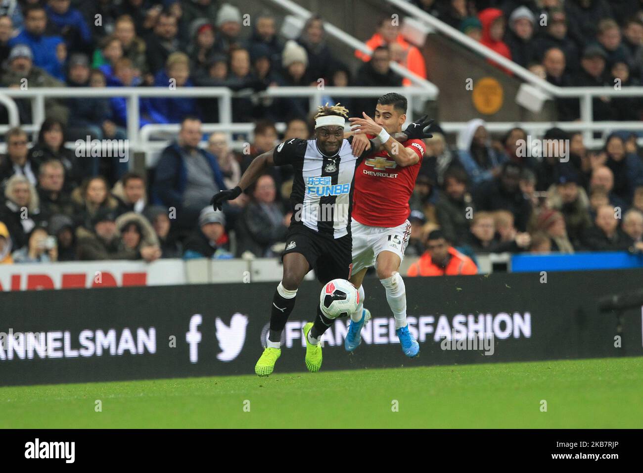 Allan Saint-Maximin del Newcastle United combatte con Andreas Pereira del Manchester United durante la partita della Premier League tra il Newcastle United e il Manchester United a St. James's Park, Newcastle, domenica 6th ottobre 2019. (Foto di Mark Fletcher/MI News/NurPhoto) Foto Stock