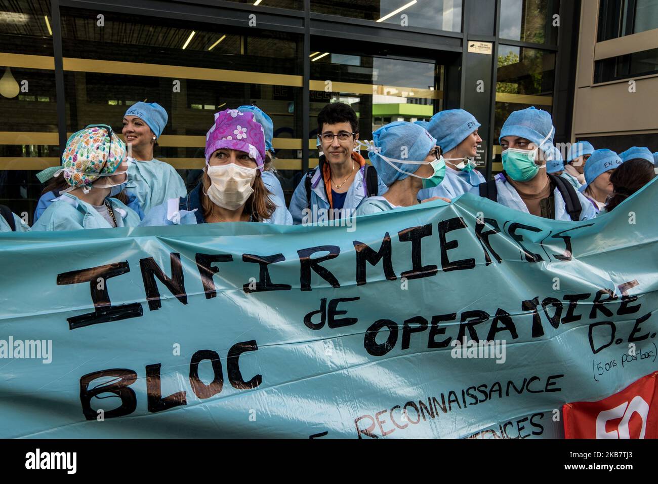 Dimostrazione di infermieri di sala operatoria al di fuori dell'agenzia sanitaria regionale a Lione, in Francia, il 7 ottobre 2019, per chiedere migliori condizioni di lavoro. (Foto di Nicolas Liponne/NurPhoto) Foto Stock