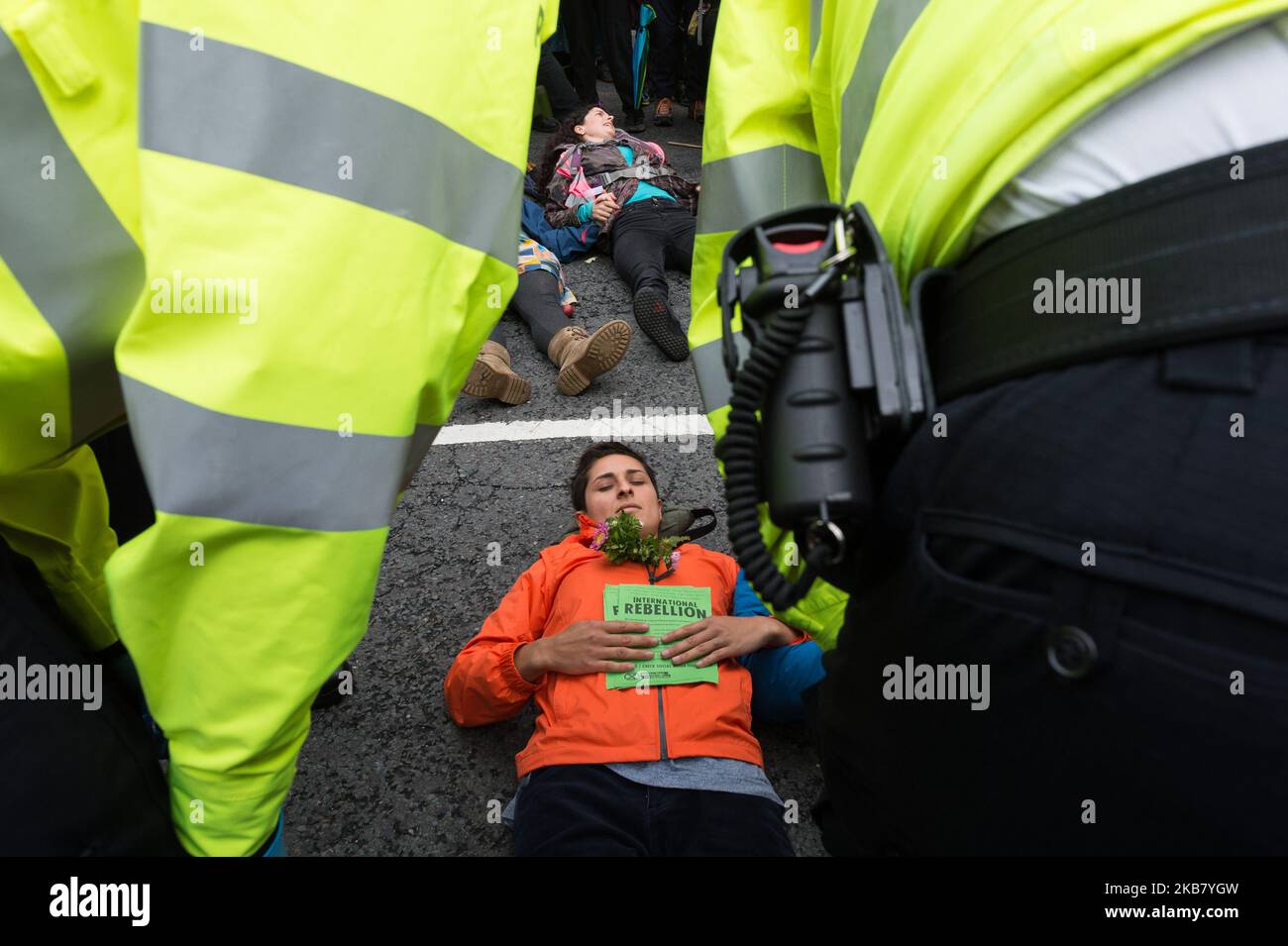 L'attivista ambientale di Extinction Rebellion si trova a terra, mentre blocca la strada al di fuori di Home Office il 08 ottobre 2019 a Londra, Inghilterra. I manifestanti intendono occupare i membri del governo intorno a Westminster nell'ambito di un'azione prevista di due settimane, chiedendo un'azione decisiva e immediata di fronte all'emergenza climatica ed ecologica. (Foto di Wiktor Szymanowicz/NurPhoto) Foto Stock