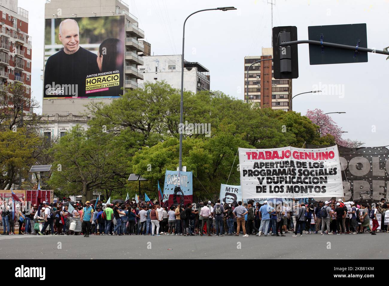 Le organizzazioni sociali protestano contro la crisi economica e l'emergenza alimentare il 10 ottobre 2019 a Buenos Aires, Argentina. I manifestanti hanno tagliato il traffico sulla strada 9 de Julio Ave. (Foto di Carol Smiljan/NurPhoto) Foto Stock