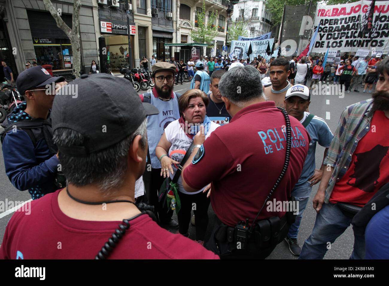 Le organizzazioni sociali protestano contro la crisi economica e l'emergenza alimentare il 10 ottobre 2019 a Buenos Aires, Argentina. I manifestanti hanno tagliato il traffico sulla strada 9 de Julio Ave. (Foto di Carol Smiljan/NurPhoto) Foto Stock