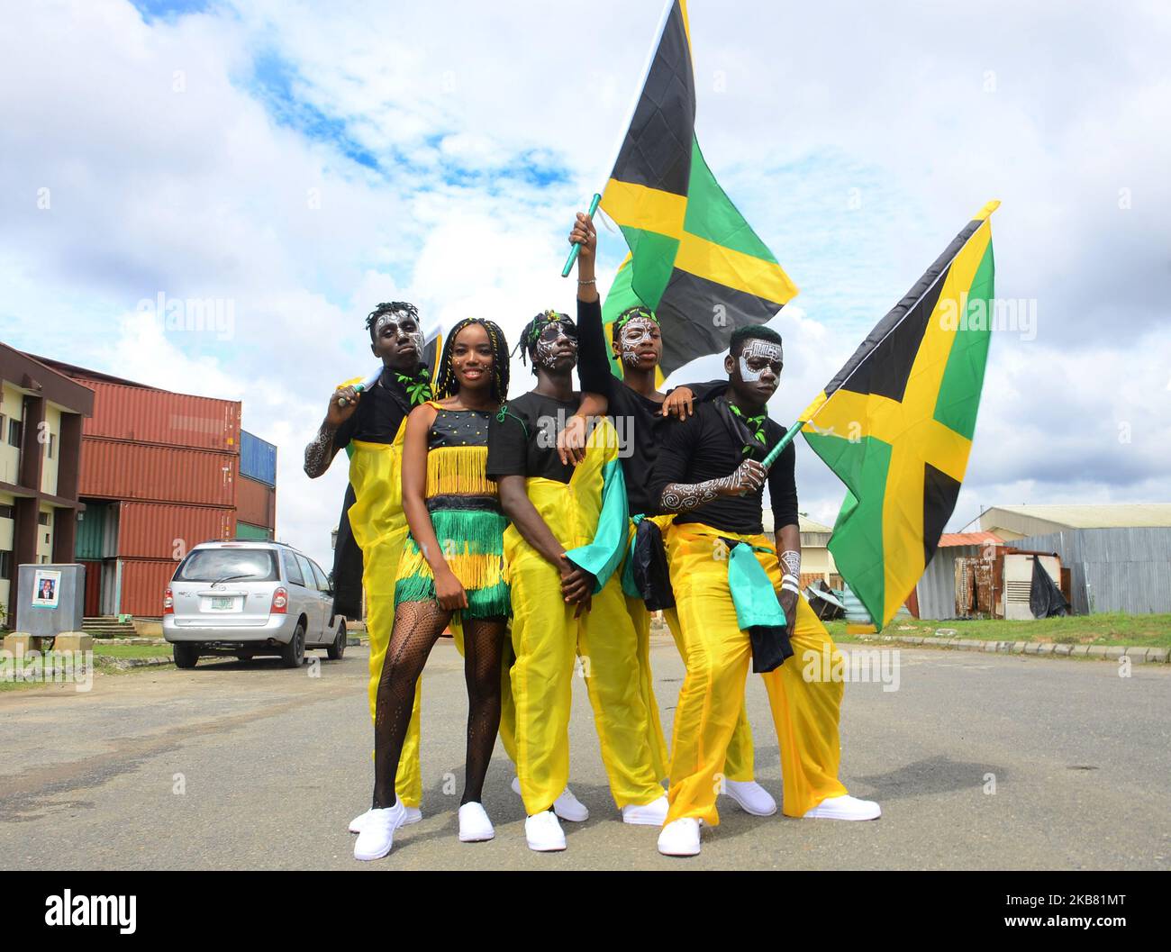 Gruppo di giamaicano vestito con bandiera giamaicana posato per la fotografia durante il carnevale il 8 ottobre 2019 a Lagos, Nigeria. (Foto di Olukayode Jaiyeola/NurPhoto) Foto Stock