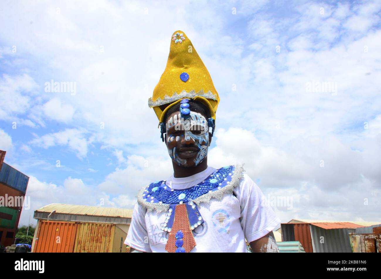 Un partecipante posa una fotografia durante il carnevale del 8 ottobre 2019 a Lagos, Nigeria. (Foto di Olukayode Jaiyeola/NurPhoto) Foto Stock