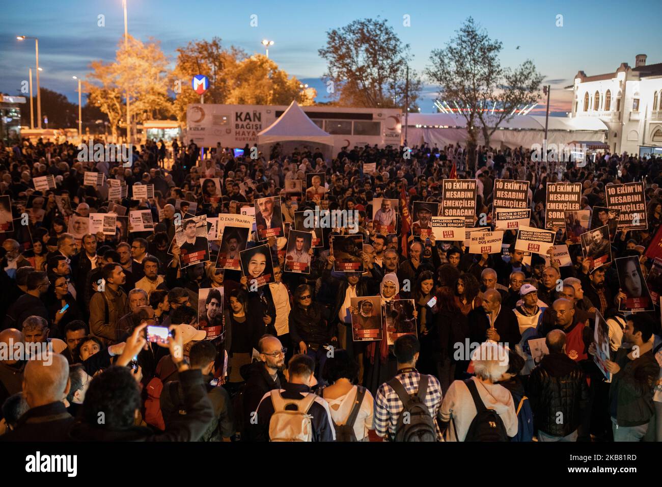 Il 10 ottobre 2019, organizzazioni di sinistra e oppositori, e famiglie delle vittime si sono riunite a Istanbul per commemorare il bombardamento di Ankara del 10 ottobre 2015. La folla ha cantato slogan anti-bellici per protestare contro gli attacchi in corso della Turchia verso i curdi vicino al confine siriano. Durante la lettura del comunicato stampa, la polizia turca ha attaccato violentemente la folla con gas lacrimogeni e molte persone sono state prese in custodia. (Foto di Erhan Demirtas/NurPhoto) Foto Stock