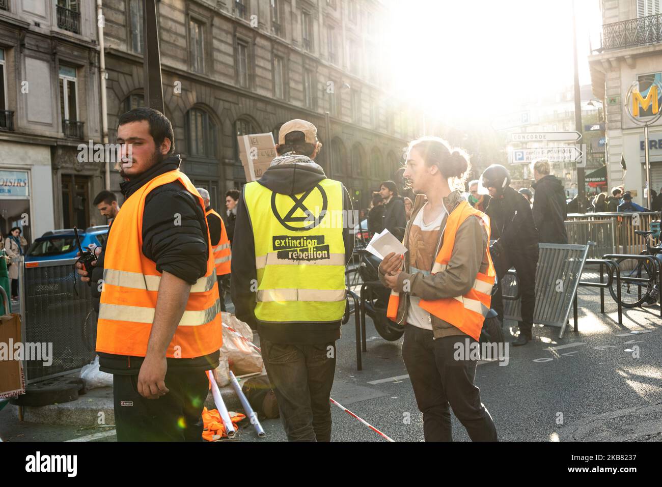 Gli attivisti della ribellione di estinzione bloccano il traffico su rue de Rivoli questo giovedì 10 ottobre 2019, Mentre centinaia di attivisti del movimento internazionale Extinction Rebellion, che sono attualmente coinvolti in un movimento globale per aumentare la consapevolezza del cambiamento climatico occupando a Parigi, il luogo di Chatelet e il ponte al cambiamento hanno iniziato il loro quarto giorno di occupazione di questi luoghi. Per l'occasione e di fronte all'inattività dei governi hanno ampliato l'area del campo di fortuna occupando anche la strada di Rivoli situata nelle vicinanze, bloccando così la circolazione tutto il giorno. ( Foto Stock