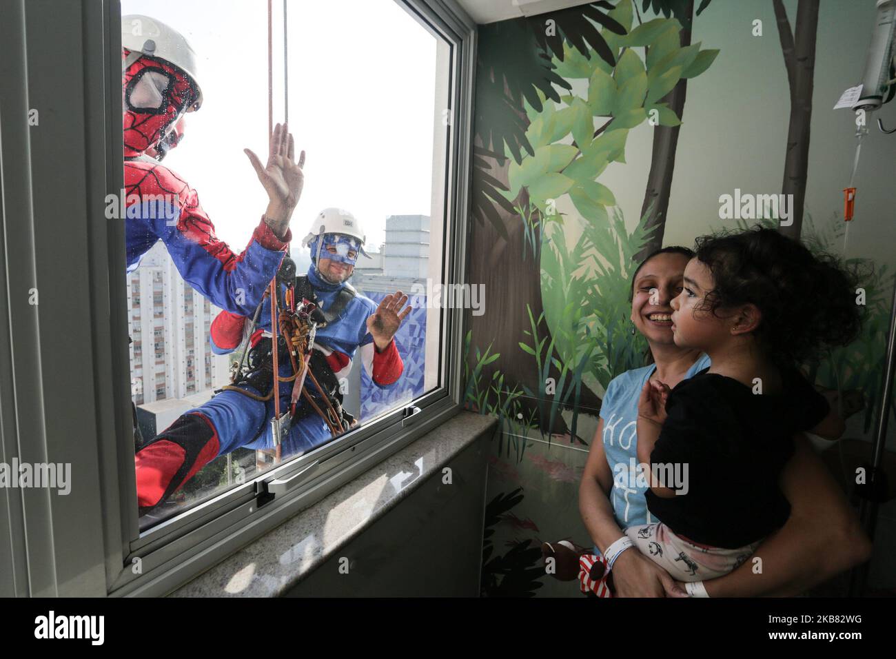 Un'iniziativa nella città di Sao Paulo porta supereroi alle finestre di un ospedale per bambini, dove i bambini sono ricoverati in ospedale la settimana del giorno dei bambini. I bambini ricoverati possono vedere i professionisti scendere dall'interno delle loro stanze fuori dell'edificio. Ottobre 10, 2019. (Foto di Fabio Vieira/FotoRua/NurPhoto) Foto Stock