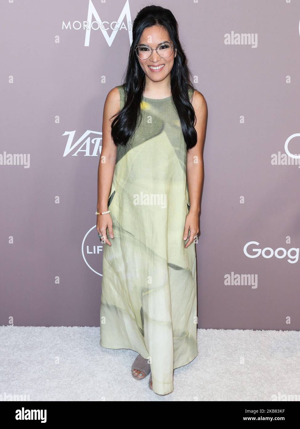 BEVERLY HILLS, LOS ANGELES, CALIFORNIA, USA - 11 OTTOBRE: L'attrice Ali Wong arriva al Variety's Power of Women Los Angeles 2019 che si tiene presso il Beverly Wilshire Hotel (A Four Seasons Hotel) il 11 ottobre 2019 a Beverly Hills, Los Angeles, California, Stati Uniti. (Foto di Xavier Collin/Image Press Agency/NurPhoto) Foto Stock