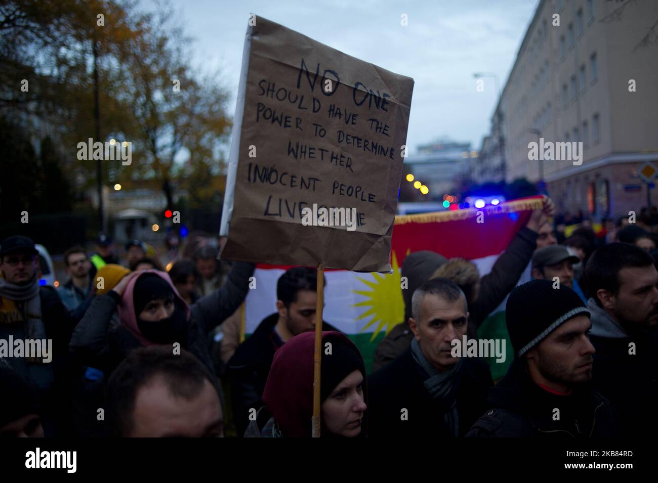 La gente viene vista durante una manifestazione contro i continui attacchi dei militari turchi contro le città e i civili curdi il 11 ottobre 2019 a Varsavia, Polonia. (Foto di Aleksander Kalka/NurPhoto) Foto Stock