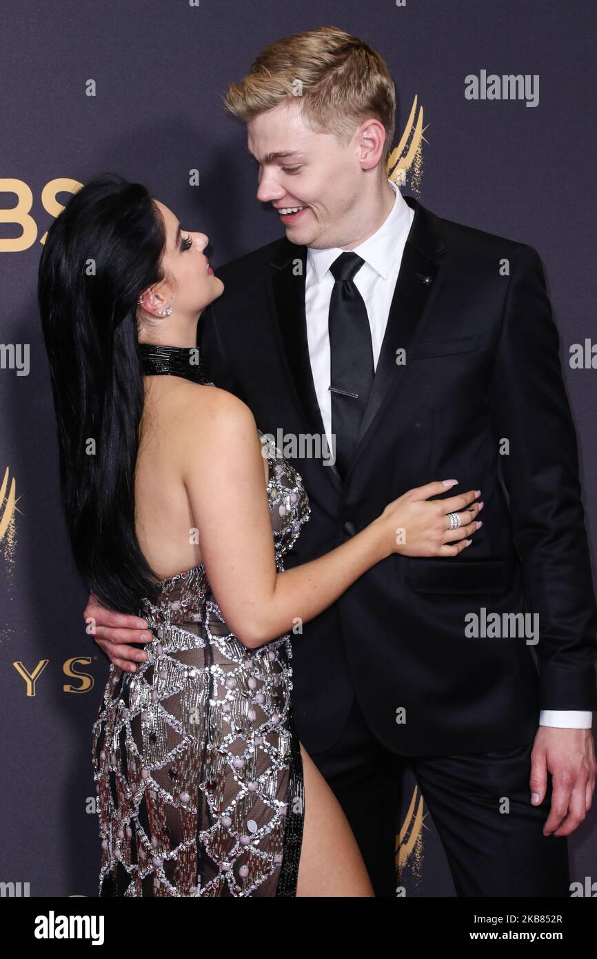 (FILE) Ariel Inverno e il ragazzo Levi Meaden Spalato. Ariel Winter e il suo fidanzato, Levi Meaden, l'hanno chiamata fuori dopo quasi tre anni insieme. LOS ANGELES, CALIFORNIA, USA - SETTEMBRE 17: L'attrice Ariel Winter (indossando Steven Khalil) e il fidanzato Levi Meaden arrivano ai Primetime Emmy Awards 69th che si tengono presso il Microsoft Theater di Los Angeles Live on September 17, 2017 a Los Angeles, California, Stati Uniti. (Foto di Xavier Collin/Image Press Agency/NurPhoto) Foto Stock