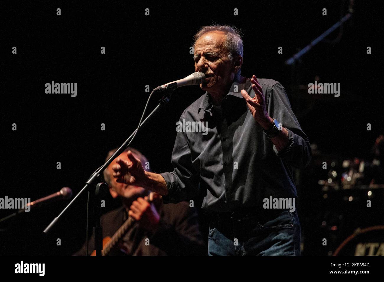 Il cantante e cantautore italiano Roberto Vecchioni ha suonato al Teatro degli Arcimboldi il 10 ottobre 2019 a Milano. (Foto di Roberto Finizio/NurPhoto) Foto Stock