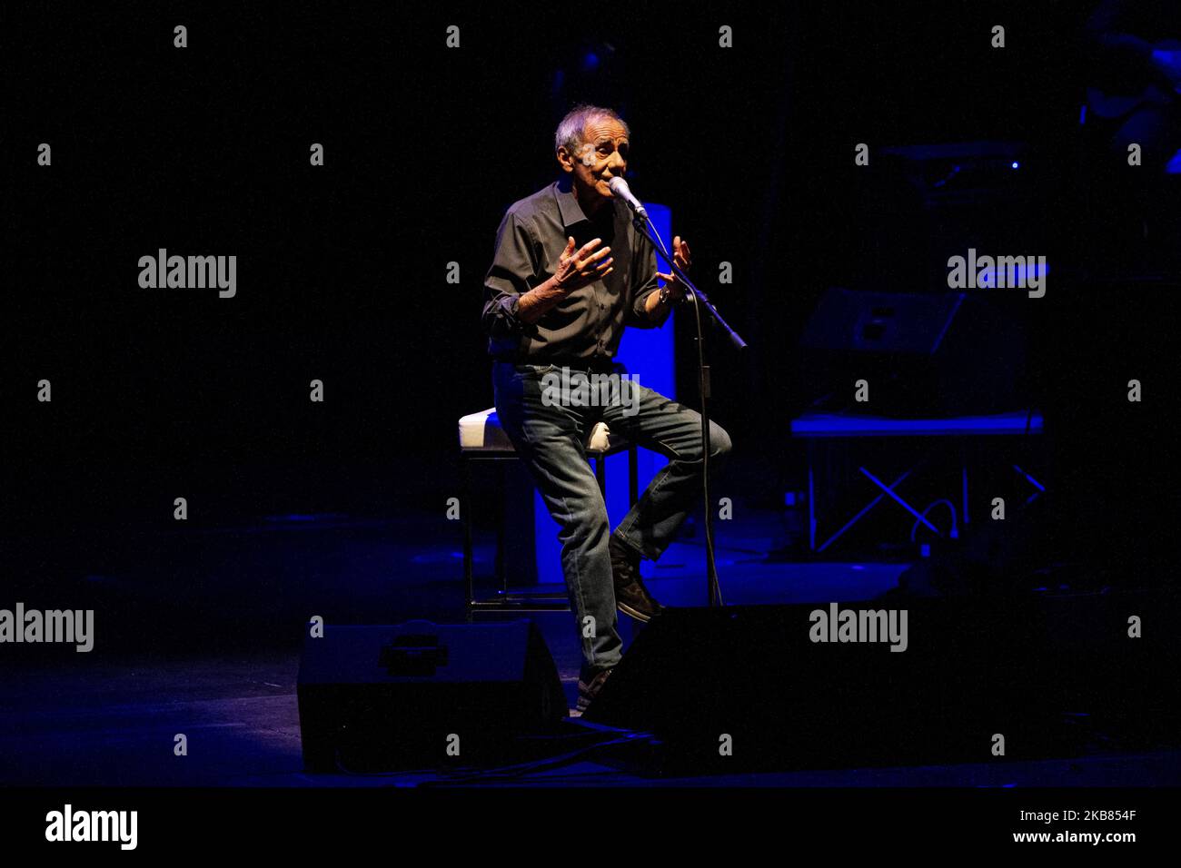 Il cantante e cantautore italiano Roberto Vecchioni ha suonato al Teatro degli Arcimboldi il 10 ottobre 2019 a Milano. (Foto di Roberto Finizio/NurPhoto) Foto Stock